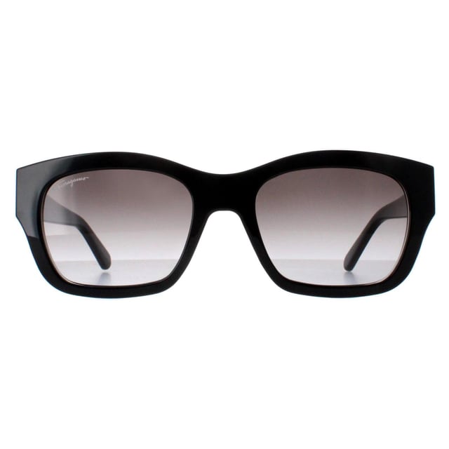Las gafas de sol Salvatore Ferragamo SF1012S 001 negro gris degradado estÃ¡n meticulosamente elaboradas con los mejores materiales. Encarnan la elegancia atemporal y el lujo moderno. La elegante montura de acetato estÃ¡ adornada con el emblemÃ¡tico logotipo de Salvatore Ferragamo, sÃ­mbolo de artesanÃ­a y estilo impecables. Con su diseÃ±o de gran tamaÃ±o y sus elegantes lentes, estas gafas de sol destilan glamour sin esfuerzo, al tiempo que proporcionan una protecciÃ³n UV esencial.