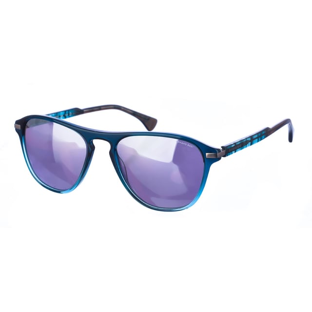 Gafas de sol Armand Basi con montura de acetato.
 Color Turquesa
 Forma ovalada.
 Lentes de color Gris Oscuro Espejada
 Patillas de acetato a tono, con el nombre de la marca grabado.
 100% Protección UV. 
 Cristales antirreflejo.
 Incluye una funda de tela de protección.
Los colores reales del producto pueden variar ligeramente con respecto a los colores que muestra su monitor.
 
 Medidas  Ancho lente: 56 mm. Puente: 19 mm. Patillas: 145 mm.
 
 Limpiar las gafas con agua y jabón (neutro).
 - No utilice paños sucios o abrasivos, que puedan alterar las características de los filtros.
 - Utilice solo accesorios y repuestos originales.