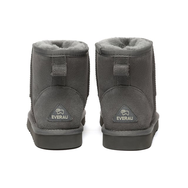 Discover the Ostrich Boots, a favourite among A-list celebrities, perfect for your winter wardrobe staple. These iconic boots effortlessly complement any outfit, whether you're relaxing at home or out running errands, seamlessly merging style with practicality for enduring comfort.

Product No. EAU3017

Description:
- Cow Suede Upper
Sheepskin Wool Insole and Lining
- EVA Sole