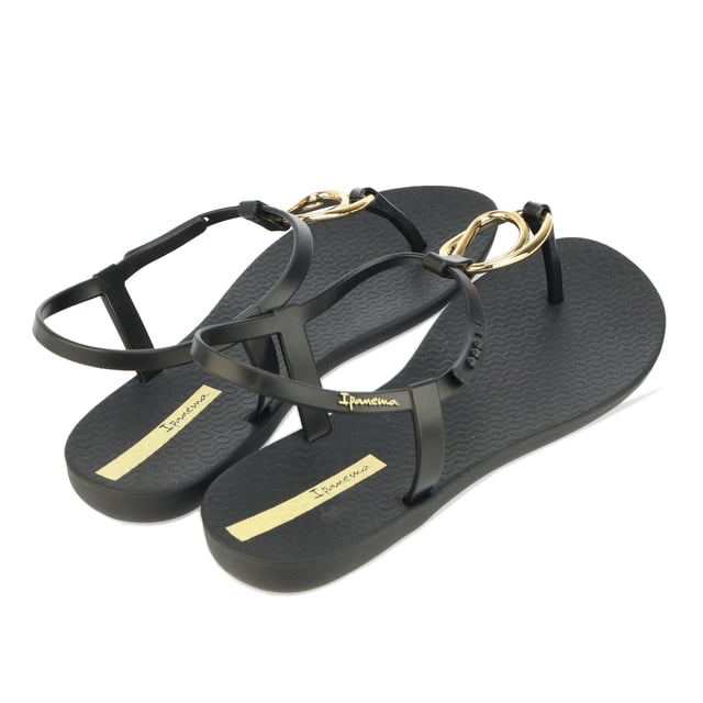 Damen Ipanema Charm Loop Sandalen in schwarz.- Schlankeres Profil, das sich zur Spitze hin verjüngt.- Verstellbarer Knöchelriemen mit Druckknopf.- Metallische Schleife am vorderen Riemen.- Abgerundete Seiten.- Gummisohle.- Ref: 83332AH058