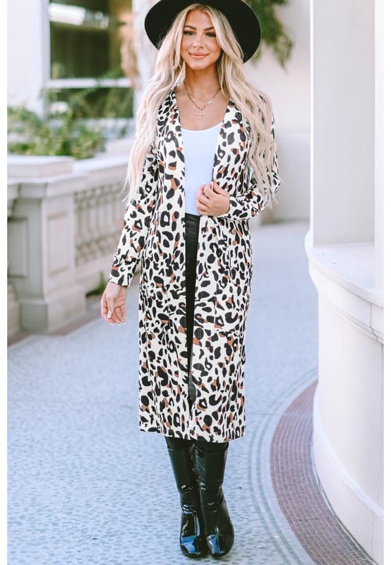 Lässiger Cardigan mit Leopardenmuster für Damen. Offenes Frontdesign mit zwei Taschen. Aus weichem, leichtem Stoff. Maxilänge für einen stylischen Look. Perfekt zum Kombinieren mit Ihren Herbst-Outfits. Material: 95 % Polyester, 5 % Elastan.