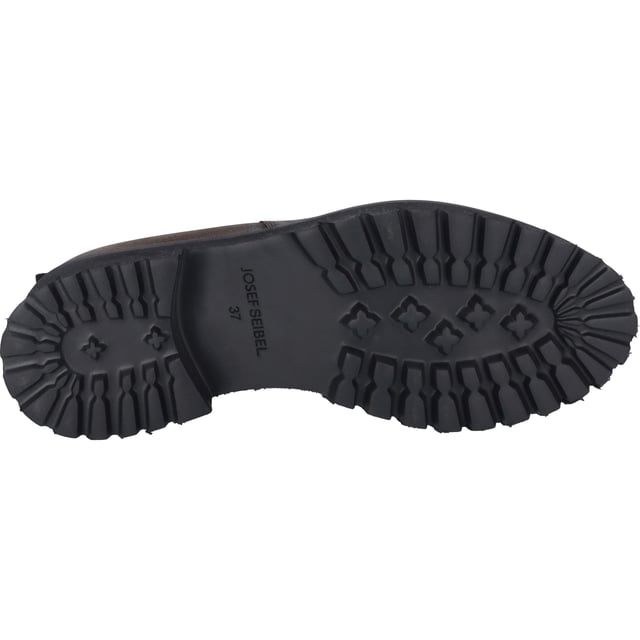 Die Sallina 06 Stiefelette von JOSEF SEIBEL repräsentiert in ihrem edlen cognacfarbenen Gewand nicht nur eine zeitlose Eleganz, sondern steht auch für den unverkennbaren Tragegenuss, den man von einer renommierten Bequemschuhmarke erwartet. Gefertigt aus feinstem Nubukleder, das sorgfältig aus Rindsleder ausgewählt wurde, spiegelt dieser Damenschuh die Hingabe der Marke wider, Qualität und Langlebigkeit mit modernem Komfort zu verbinden. Die schwarze Sohle, hergestellt aus EVA, einem Material, das Leichtigkeit und Flexibilität verspricht, ist grob strukturiert, um auch auf Outdoor-Abenteuern optimalen Halt zu bieten. Eine Besonderheit dieser Stiefelette ist die AGO-Fertigungsart, die eine leichte und formbeständige Machart gewährleistet, indem das Lederoberteil mit der Innensohle verklebt und anschließend die Laufsohle aufgebracht wird. Dies verdeutlicht die moderne Interpretation traditioneller Schuhmacherkunst, die JOSEF SEIBEL so einzigartig macht. Die Möglichkeit, das Mikrofaser-Fußbett auszutauschen, erlaubt es, ein individuelles orthopädisches Fußbett zu verwenden, um den Tragegenuss weiter zu personalisieren. Mit einem Blockabsatz von 4,5 cm Höhe ist die Stiefelette nicht nur ein optischer Hingucker, sondern bietet auch einen angenehmen Laufkomfort. Geeignet für die Herbstsaison, lässt sich die Sallina 06 ideal zu Streetwear kombinieren und ist der perfekte Begleiter für vielfältige Freizeitaktivitäten. Der Reißverschluss erleichtert das An- und Ausziehen und unterstreicht den praktischen Aspekt dieses Modells. In der Produktlinie Josef Seibel verankert, verkörpert diese Stiefelette modernen Komfort und Perfektion in Passform und Funktion, hergestellt aus hochwertigen Materialien, die fern von der Fast Fashion-Bewegung, für Slow Fashion und Nachhaltigkeit stehen.