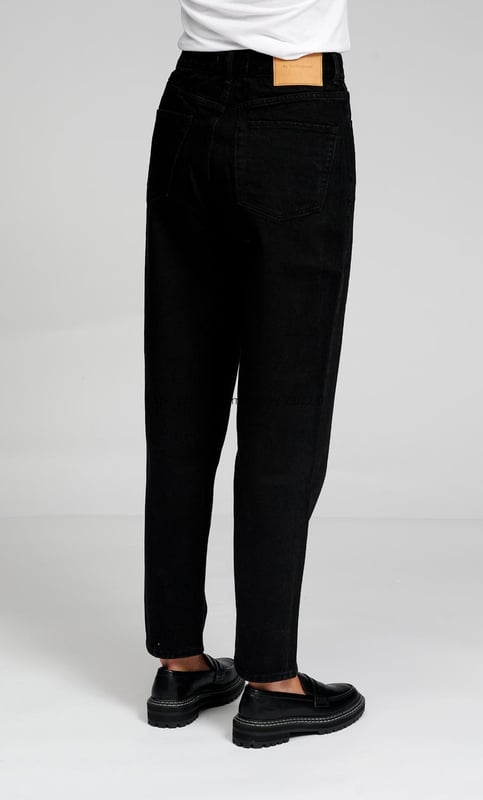 Mama-Jeans von TeeShoppen
Stylische und bequeme Jeans von TeeShoppen. Jeans sind das ganze Jahr über perfekt und eine offensichtliche Wahl für jedes Outfit. Eine gute und bequeme Jeans kann jeden Look vervollständigen.
Die Jeans sind hier in der Farbe Schwarz abgebildet.

 Welche Größe hat die Jeans?  
Jeans können in 24 verschiedenen Größen ausgewählt werden. Siehe und wählen Sie die Größe unter "Größe".
Die Größen sind für Frauen angepasst.

 Über TeeShoppen
Preis und Qualität müssen nicht immer dasselbe sein, und das wollen wir mit unseren Produkten von TeeShoppen unterstreichen. Das Ziel unseres Sortiments ist es, Ihnen die Möglichkeit zu geben, Ihre Garderobe mit einfachen und gleichzeitig modernen Kleidungsstücken zu ergänzen. Aber auch wenn die Kleidung einfach ist, haben wir keine Kompromisse bei der Qualität oder dem Design gemacht. Die Kleidungsstücke sind aus luxuriösen Materialien gefertigt, die angenehm zu tragen sind und sich für jede Gelegenheit stylen lassen. Suchen Sie einen Ort, an dem Sie zeitlose Kleidung für Männer und Frauen finden? Bei TeeShoppen zahlen Sie nicht für teure Marken und Kosten - nur für Qualität und Service. Und so wie sich die Modewelt ständig verändert, erweitern wir auch ständig unser Angebot.