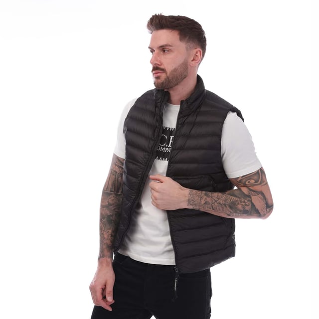 Mens C.P. Company D.D. Shell Lens Down Vest in black.- Stand-up collar.- Two-way full zip fastening.- Side zip pockets.- Back Lens detail.- Regular fit.- 100% Polyamide.- Ref: 17CMOW036A999