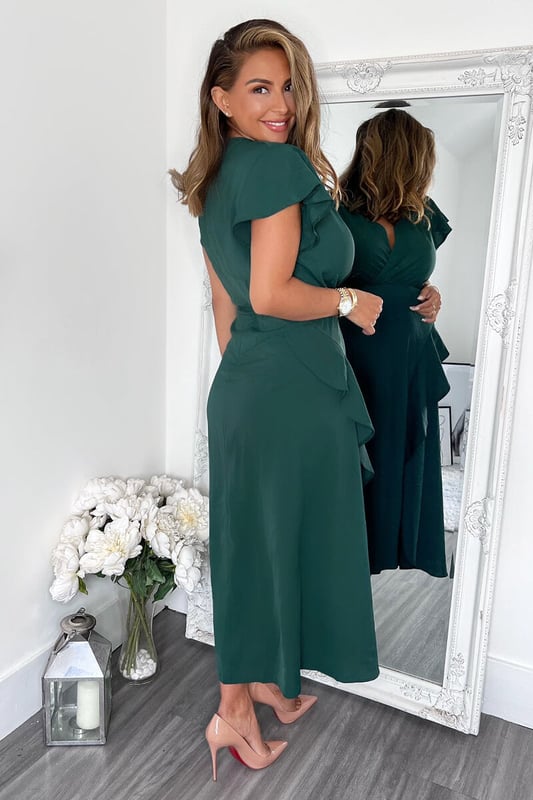 Our Teal Frill Detail Double Split Skirt Midi Dress is right on trend
this season! Featuring a v neck wrap top, short frill sleeves, a frill
detail double split skirt and a zip up back.  Style with heels and a
matching bag. 

Model wears: UK 8/ EU 36/ US 4
Model's height:  165cm/ 5'5"
Approx length from centre back to hem: 134cm
Fabric composition: 100% Polyester
Colour: TEAL