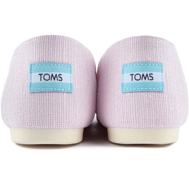 Celebre la próxima primavera con estos hermosos. Zapatos sin cordones Alpargata de color morado pálido con una parte superior ligera con un forro estampado. Se complementan además con una tapa del talón con la marca y una etiqueta con la marca TOMS en el lateral. El duradero. La suela cómoda y la plantilla transpirable garantizan un uso cómodo durante todo el día. Devuelve la primavera a tus pasos con estas icónicas zapatillas de deporte.