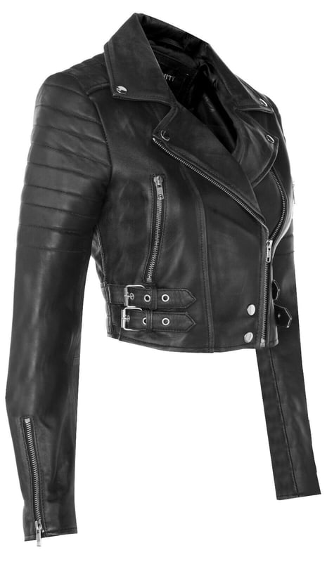 Gönnen Sie sich Luxus und modernen Stil mit unserer exquisiten Lederjacke. Das macht es zu einem Must-Have:  
 Höchste Weichheit: Gefertigt aus ultraweichem Leder mit Premium-Nappa-Finish Jacke ist ein haptischer Genuss, der sich luxuriös auf der Haut anfühlt. 
 Cropped Chic: Die zeitgemäße, verkürzte Länge und das figurbetonte Design sorgen für einen modischen und eleganten Look schmeichelnder Look, der perfekt zu jedem Anlass passt. 
 Besondere Details: Gesteppte Schultern und verlängerte vertikale Reißverschlusstaschen verleihen dieser Jacke einen Hauch von Raffinesse und Einzigartigkeit Design. 
 Anpassbarer Komfort: Mit Reißverschlussmanschetten können Sie die Ärmel für einen individuellen Look hochkrempeln, während eine mit Schnallen verstellbare Taille dies ermöglicht die perfekte Passform und das perfekte Tragegefühl. 
 Kultiges Flair: Das breite, fallende Revers greift den klassischen Brando-Stil auf und verleiht diesem modernen Modell einen zeitlosen Hauch von Flair Meisterwerk.  Diese Jacke ist mit hochwertigem Satin gefüttert und mit einem außermittigen YKK-Reißverschluss versehen und kombiniert Komfort mit hochwertiger Mode. Mit zwei Außentaschen mit Reißverschluss und gesteppten Details ist es der Inbegriff von Eleganz und Vielseitigkeit für modebewusste Menschen.