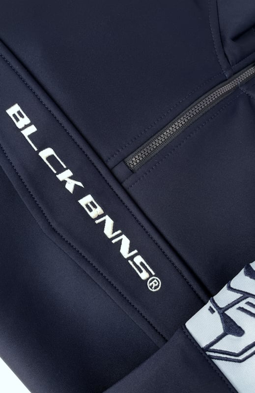 100 % Polyester Normale Passform Hoher Kragen mit halbem Reißverschluss Black Bananas Signatur-Klappe auf der Vorderseite Commander-Band am linken Arm Kombinierbar mit JR. COMMANDER TRACKPANTS 