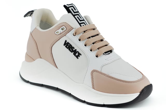 Nuevas y preciosas zapatillas Versace.
  Fabricado en Italia.
  Color rosa claro y blanco.
  Confeccionado con piel de becerro de alta calidad.
  Disenado para mujeres.
  Irradia lujo y estilo.