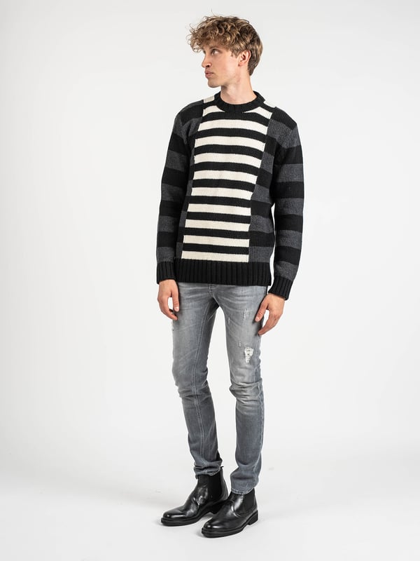 Modellkod: LLK113-654U | Randig rundhalsad jumper i ull, Modell: normal passform