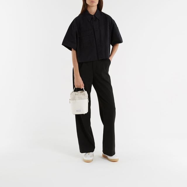 Dieses Paar weißer Sneakers von Mm6 Maison Margiela ist ein Muss für jeden Kleiderschrank. Mit den kontrastierenden beigen Aufnähern können Sie sie zu einer einfachen Jeans oder einem Minikleid tragen! Farbe: weiß - White/Silver Birch. Hauptmaterial: glattes Kalbsleder. Material Sohle: Gummi. Verschluss: Schnürsenkel auf der Oberseite. Form der Kappe: rund offen. Fällt normal aus - Sizing: Europäisch.