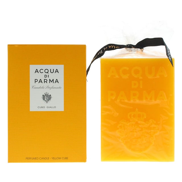 This versatile cube candle in yellow is diffusing the iconic Colonia scent.