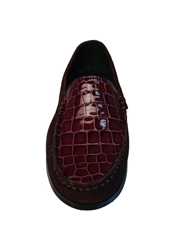 Mocasín de señora con detalle estampado en la zona del empeine. Cuenta con una cómoda suela y una planta antideslizante.
