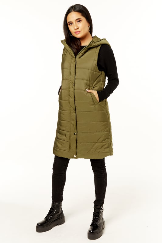 ¿Quién no quiere pasar todo el invierno envuelto en una chaqueta acolchada y esponjosa? Estos chalecos largos acolchados con capucha han vuelto y, con un ajuste relajado y cierre de cremallera, son perfectos para el día y se adaptan a todos los planes nocturnos.