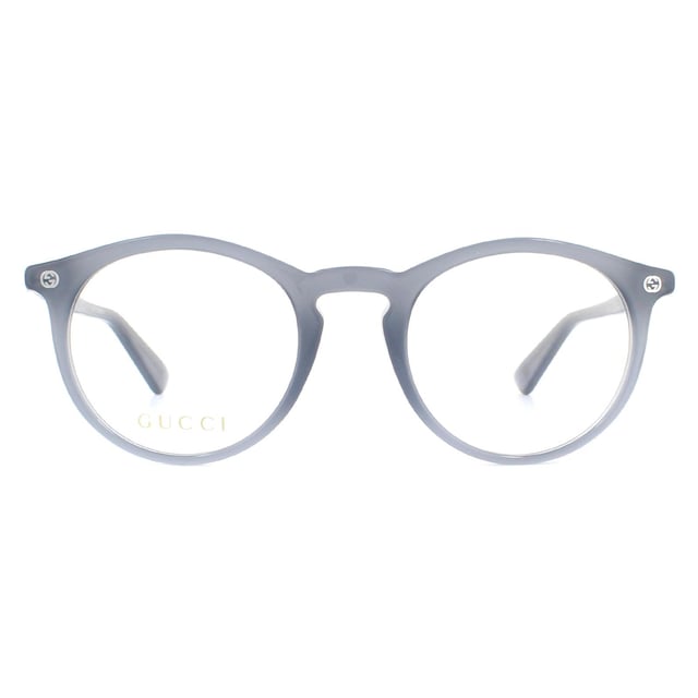 Gucci Bril Rond GG0121O 005 Grijs Opal heren en dames is een vintage ontwerp met kenmerkend ronde lenzen en een sleufbrug. Het montuur is vervaardigd uit lichtgewicht acetaat met hoeken die zijn geaccentueerd met het in elkaar grijpende GG-logo.