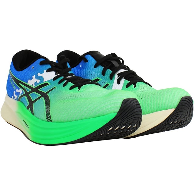Zapatillas de running ASICS Magic Speed 2 Ekiden para hombres en verde, meticulosamente diseñadas para encarnar el espíritu de velocidad y rendimiento para carreras Ekiden y más allá. A continuación, un vistazo más detallado a sus características clave:

Inspiradas en las carreras Ekiden: Estas zapatillas están específicamente creadas con la tradición de las carreras Ekiden en mente, ofreciendo una combinación de construcción ligera, amortiguación receptiva y tracción superior para ayudarte a sobresalir en eventos de relevos y carreras rápidas.

Entresuela FlyteFoam: Diseñadas con la innovadora tecnología de entresuela FlyteFoam de ASICS, estas zapatillas proporcionan una amortiguación ligera y un excepcional retorno de energía, asegurando un paseo receptivo y propulsor que te impulsa hacia adelante con cada zancada.

Placa de propulsión: La incorporación de una placa de propulsión mejora el impulso hacia adelante, maximizando la transferencia de energía desde el impacto del talón hasta el despegue de los dedos, promoviendo una zancada de carrera más eficiente y poderosa, ideal para competiciones y sesiones de entrenamiento centradas en la velocidad.

Diseño inspirado en Ekiden: Con su vibrante color verde y líneas de diseño elegantes, estas zapatillas rinden homenaje a la tradición de las carreras Ekiden mientras exudan un sentido de estilo y velocidad que te distingue en la pista o en las calles.