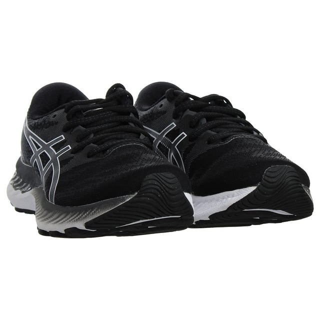 De Asics Gel-Nimbus 23 Dames Zwarte Hardloopschoenen zijn de belichaming van stijl, comfort en prestaties voor vrouwelijke hardlopers. Deze schoenen zijn ontworpen om uitzonderlijke ondersteuning en demping te bieden, wat zorgt voor een soepele en comfortabele loopervaring. Hier is een gedetailleerde beschrijving met belangrijke kenmerken:

Strak en Modern Ontwerp: De Gel-Nimbus 23 schoenen van Asics hebben een strak en modern ontwerp, dat esthetiek combineert met geavanceerde technologie voor een aantrekkelijke en hedendaagse uitstraling.

Premium Materialen: Asics staat bekend om het gebruik van hoogwaardige materialen in hun schoenen. Deze trainers zijn doorgaans vervaardigd uit topmaterialen, wat zowel duurzaamheid als comfort waarborgt.

Klassieke Zwarte Kleur: De schoenen komen in een klassieke zwarte kleur met subtiele accenten, wat een veelzijdige en tijdloze uitstraling biedt die naadloos past bij verschillende hardloopoutfits.

Gel Dempingstechnologie: Deze schoenen zijn uitgerust met de kenmerkende Gel-dempingstechnologie van Asics, zowel in de hiel als in de voorvoet. Dit geavanceerde dempingssysteem biedt superieure schokabsorptie, vermindert de impact op de gewrichten en zorgt voor een zachte en comfortabele ervaring.

Responsieve Tussenzool: De tussenzool is ontworpen om responsieve demping te bieden, waardoor je algehele loopprestaties worden verbeterd door de ideale balans tussen ondersteuning en comfort te leveren.

Veilige Vetersluiting: De schoenen zijn doorgaans voorzien van een traditionele vetersluiting, die een veilige en aanpasbare pasvorm biedt die is afgestemd op de vorm van je voet.

GevoerdeKraag en Tong: Om comfort te waarborgen en schuren tijdens het hardlopen te voorkomen, zijn de schoenen voorzien van een gevoerde kraag en tong.

Ademende Bovenkant: De bovenkant van de schoenen is meestal gemaakt van ademend mesh-materiaal, wat zorgt voor luchtcirculatie en het verminderen van vochtopbouw binnenin de schoen.
