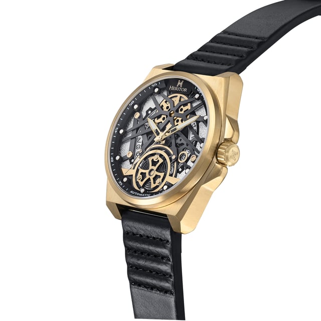 Kast van 316L chirurgisch roestvrij staal, Seiko NH35 automatisch uurwerk met juwelen, 24 juwelenlagers, gangreserve van 28 uur, slagen per uur (BPH): 21.600/uur, mineraalglas met saffiercoating, wijzerplaat met skeletmotief, kijkachterkant om het uurwerk te bekijken, band van echt leer, sluiting van roestvrij staal met gegraveerd logo, lichtgevende wijzers, lichtgevende markeringen, datumweergave, kastdiameter van 44 mm, polsomtrek van 195-245 mm, waterbestendigheid van 5 ATM.