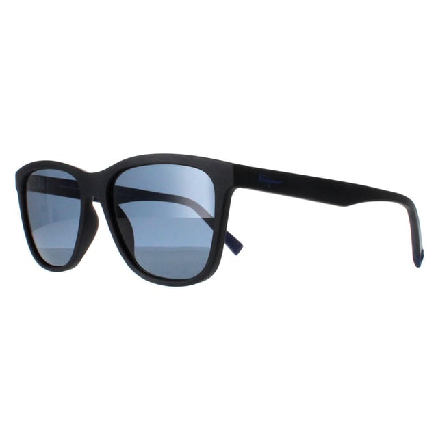 Las gafas de sol Salvatore Ferragamo SF998S 002 azul negro mate son una fusiÃ³n de elegancia atemporal y estilo contemporÃ¡neo. Elaboradas con meticulosa atenciÃ³n al detalle, estas gafas de sol presentan una elegante montura de acetato adornada con el emblemÃ¡tico logotipo de Salvatore Ferragamo, sÃ­mbolo de la rica herencia de la marca y de su impecable artesanÃ­a. Las elegantes lentes desprenden un encanto de inspiraciÃ³n retro al tiempo que ofrecen una magnÃ­fica protecciÃ³n contra los rayos UV, garantizando tanto estilo como funcionalidad.