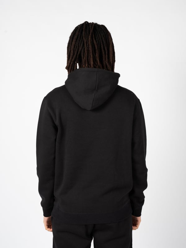 Dit pretentieloze, eenvoudige model van de trui is perfect voor een casual, stedelijke stijl en biedt dagelijks comfort zonder aan elegantie in te boeten.

Met een capuchon die de trui niet alleen een sportief karakter geeft, maar ook beschermt tegen kou en wind, waardoor het de ideale keuze is bij wisselvallig weer.

De trui heeft ook een ritssluiting bij de hals, waarmee je het niveau van bescherming tegen de kou kunt aanpassen en biedt verschillende stylingopties, afhankelijk van je voorkeuren.

De merknaam is op de voorkant gedrukt, subtiel geïntegreerd in het ontwerp en zorgt voor een discreet maar herkenbaar accent dat de originaliteit en authenticiteit van het product onderstreept.

Met een kangoeroezak, die niet alleen praktisch is omdat je er kleine spullen in kunt opbergen, maar die de trui ook een casual, sportieve snit geeft.

Het bedrijfslogo is zo op de linkermouw geplaatst dat het merk subtiel wordt benadrukt zonder het algehele ontwerp te domineren.

De trui is gemaakt van hoogwaardig materiaal en garandeert duurzaamheid en weerstand tegen beschadiging, waardoor hij niet alleen stijlvol is, maar ook een praktische investering voor vele jaren.