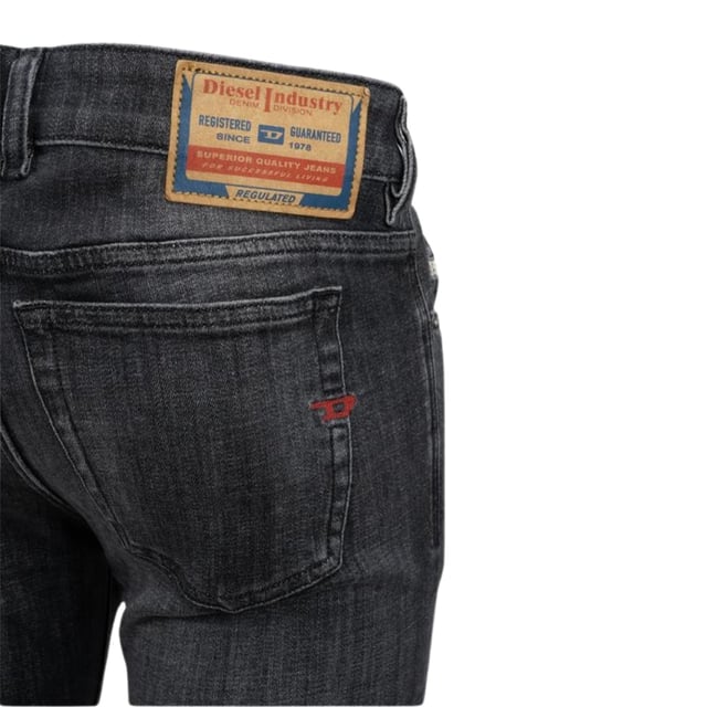 Pantalones vaqueros negros Diesel, bragueta con cremallera, 96 % algodon, 3 % elastomultiester, 1 % elastano-spandex, corte cenido, marca Diesel