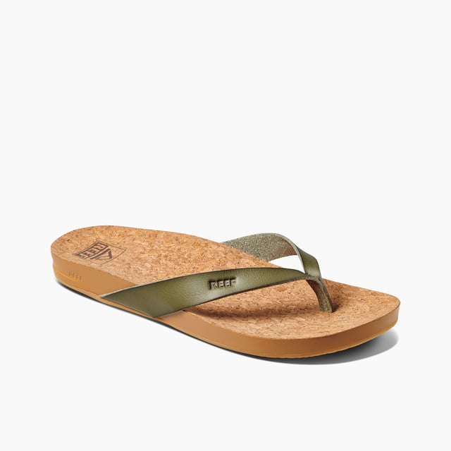 In the court of style, these rule! We made a few subtle twists to the trusty flip flop for a refined look. The strap is tapered, made of metallic vegan leather. But REEF’s signature comfort stays the same, with high-energy rebound, arch support and heel cupping.
