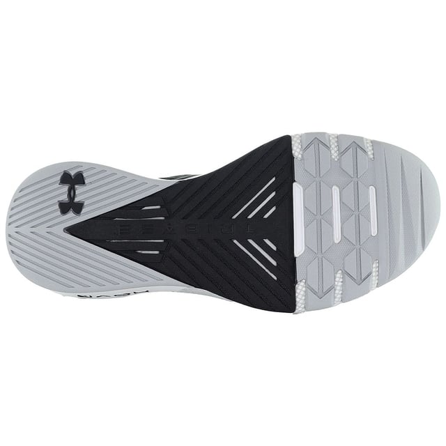 Under Armour Project Rock 2 Mujer Negro Zapatillas deportivas Las zapatillas Under Armour Project Rock 2 para mujer, en color negro, son una extraordinaria combinación de moda, fitness y rendimiento. Creadas en colaboración con Dwayne "The Rock" Johnson, estas zapatillas encarnan el compromiso de superar los límites del estilo y la capacidad atlética. Tanto si vas al gimnasio, como si participas en entrenamientos de alta intensidad o simplemente buscas unas zapatillas elegantes y modernas para elevar tu estilo diario, estas zapatillas están diseñadas para satisfacer tus necesidades.
Características principales:
Colaboración con "The Rock": Estas zapatillas son el resultado de una colaboración con Dwayne "The Rock" Johnson, que representa su dedicación al fitness y al rendimiento.
Materiales de primera calidad: Construidas con materiales de alta calidad, estas zapatillas cuentan con una mezcla de componentes sintéticos y textiles que garantizan durabilidad, transpirabilidad y una sensación de ligereza.
Amortiguación con gran capacidad de respuesta: La tecnología UA HOVR integrada en la entresuela ofrece una amortiguación con capacidad de respuesta, reduciendo el impacto en los pies y proporcionando al mismo tiempo un retorno de energía para una experiencia cómoda y enérgica.
Sujeción estable: Estas zapatillas están equipadas con un contrafuerte de TPU de apoyo en el talón y un contrafuerte externo en el talón que ofrece estabilidad y sujeción, lo que las hace adecuadas para diversos ejercicios y actividades de entrenamiento.
Construcción transpirable: Las zapatillas cuentan con una parte superior muy transpirable para mantener los pies frescos y cómodos durante los entrenamientos.
Diseño elegante y moderno: El diseño minimalista en negro con un sutil estampado de la marca garantiza que estas zapatillas se integren a la perfección en tu vestuario informal sin perder el toque deportivo.
Suela duradera: Las zapatillas están equipadas con una robusta suela de goma que ofrece una excelente tracción y durabilidad, garantizando un buen rendimiento en una gran variedad de superficies.