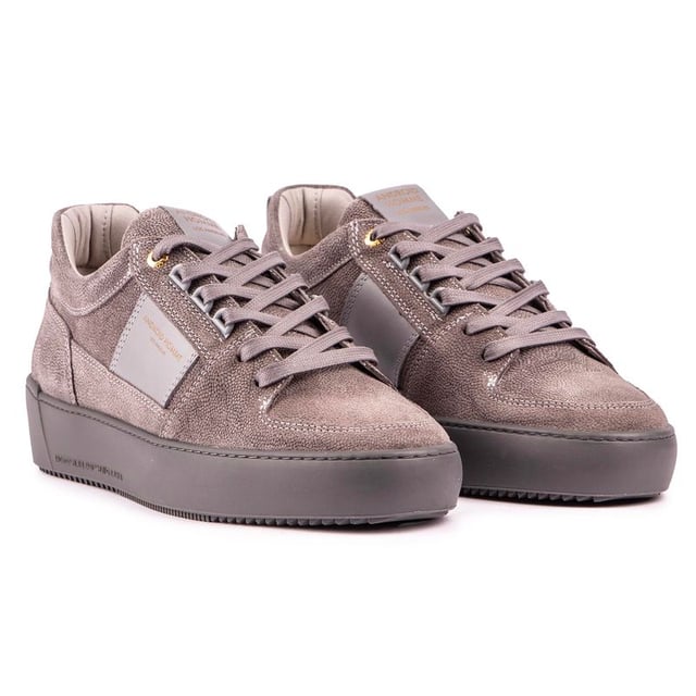 Una evolución de las famosas zapatillas Point Dume de Android Homme. reformateado en un estilo recientemente actualizado. Manteniéndose fiel a su forma original. elaborado a partir de la exclusiva suela. una llamativa parte superior de gamuza contigua con detalles de reptil. marca dorada y ojales con anilla en D. Con estos contemporáneos. zapatos de salón de lujo. Estarás listo para tus encuentros urbanos.