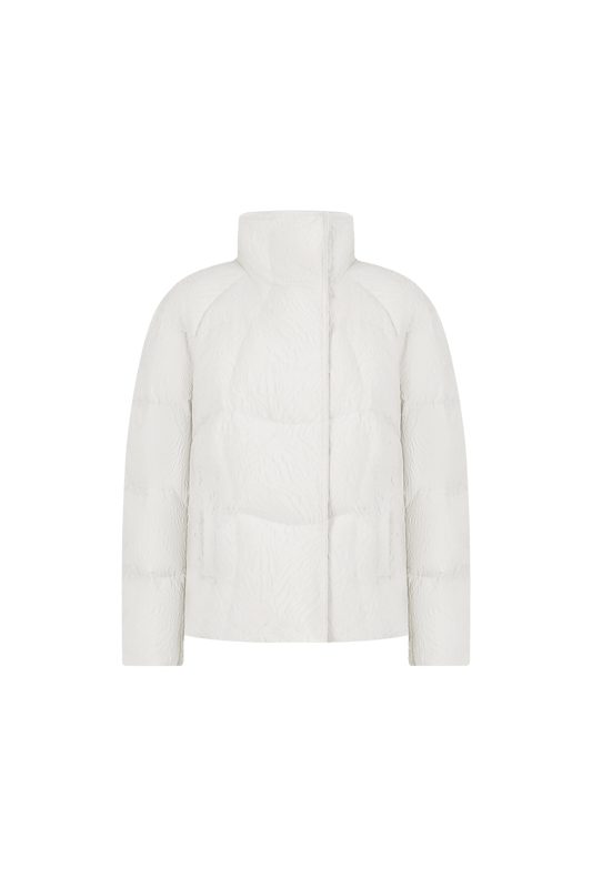 Experience ultimate warmth with our luxurious 700+ fill goose down, offering ultra-light insulation of exceptional quality. With 90% premium pure goose down and flawless distribution to prevent leakage, you’ll enjoy long-lasting, optimal insulation.

CHINESE JACQUARD FABRIC: A special design that blends the traditional with the modern.

LAPEL COLLAR: Our wider design creates a sophisticated look.

MOUNTAIN COLOUR: The uplifting palette of the mountains in a patchwork effect.

LUXURIOUS 700+ FILL GOOSE DOWN: Ultra-light insulation of exceptional quality.