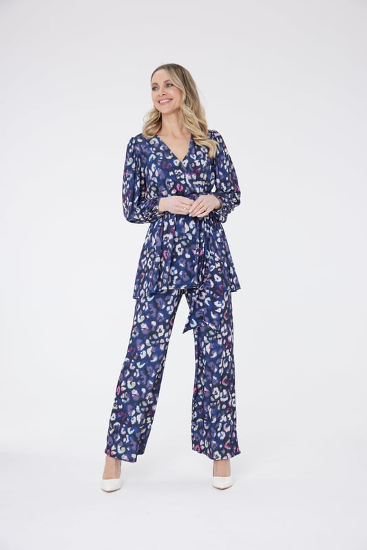 Nuestros pantalones de pierna ancha serán tu prenda favorita esta temporada. Tienen una cómoda cintura elástica y una caída ligera que los hace perfectos para la temporada de primavera-verano. Este estampado hace una declaración y la pierna ancha realmente favorece tus curvas. Son perfectos para cualquier look de día o de noche. Combínalos con una camiseta blanca o vístelos con tu blusa favorita para la noche.

95% Poliéster, 5% Elastano

Lavado a máquina a 30°