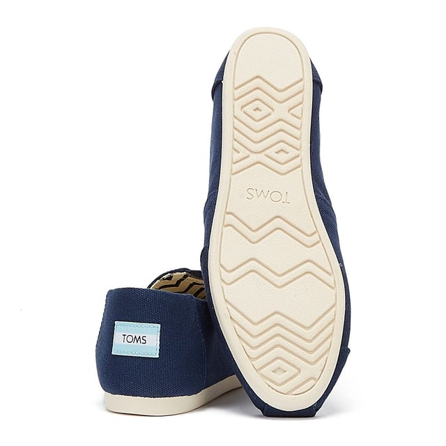 De iconische Alpargata is nu ontworpen met milieubewuste materialen. De bovenvoering en de inlegzool zijn gemaakt van 50% gerecycled katoen om textielafval uit de vuilnisbelt te houden. De op maat gemaakte TOMS comfort binnenzool bestaat voor 50% uit ecologisch materiaal, waaronder gerecycled PU-schuim.