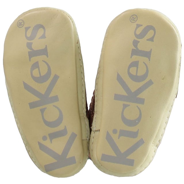 Der Kickers 1st ist ein Kinderwagenschuh aus Vollleder, der weich und schlicht, aber dennoch stilvoll und schützend ist. Der Schnürverschluss bietet eine stützende Passform, die perfekt zum Schutz der kleinen Füße bei den ersten Schritten geeignet ist. Die weiche Sohle macht ihn perfekt für drinnen und draußen. Bequeme Passform