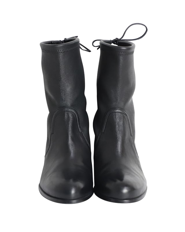 VINTAGE, RRP AS NEW
Sophisticated and sleek, the Shorty ankle boots from Stuart Weitzman will give your look instant polish. Crafted in elegant black leather with semi-pointed toes, these versatile shoes are finished with a tie back fastening to ensure a secure fit.

Stuart Weitzman Shorty Ankle Boots in Black Leather
Condition: Excellent
Sign of wear: Very light wear at the soles
Material: Leather
Color: Black
Size: EU39 / US8.5 / UK6
SKU: 266077