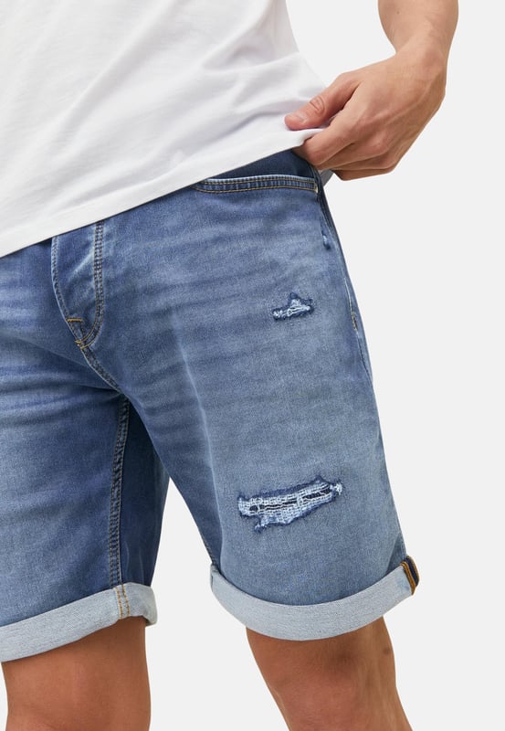 Stijlvolle jeansshort in 5-pocketstijl voor heren van het merk JACK & JONES. Zeer aangenaam om te dragen, comfortabel en sportief gesneden tegelijk. Dankzij het eenvoudige ontwerp is deze jeans perfect te combineren met je casual look.