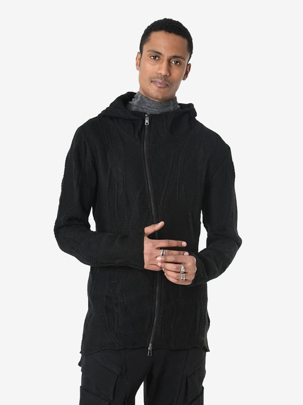 De uniforme kleur van deze trui maakt hem zeer universeel en past bij veel outfits, zowel voor dagelijks gebruik als voor elegantere gelegenheden, waardoor het een onmisbaar kledingstuk is.

Een trui die zwaar versierd is met stiksels is een waar kunstwerk dat de aandacht op zich vestigt en karakter toevoegt aan elke outfitcombinatie, terwijl de zorgvuldig uitgevoerde details de hoogste kwaliteit van vakmanschap laten zien.

Een trui met ritssluiting is een praktische oplossing die je snel en gemakkelijk kunt aantrekken en waarmee je ook de warmte kunt regelen, wat vooral handig is op koelere dagen.

Een capuchontrui is de perfecte keuze voor winderige en koude dagen, beschermt het hoofd tegen de kou en geeft een sportief, zorgeloos karakter, waardoor het een uitstekende keuze is voor elke gelegenheid.

Gemaakt in Italië, wat de hoogste kwaliteit van materialen en precisie van afwerking garandeert en ook prestige en de zekerheid geeft dat je een product draagt uit een land dat bekend staat om zijn uitstekende vakmanschap en mode.