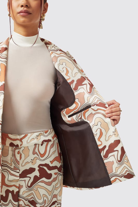 Go for that ultimate 70's vibe in the Calthia. This abstract print in rustic tones can take you through to each and every season. The jacket features a peak lapel, flap pockets and a single button closure. Pair the jacket with the matching Calthia Trousers in Ochre to complete this show-stopping look.
Model is 5'6" (168cm), chest 32" (81cm), waist 27" (69cm) and wearing a size 8.