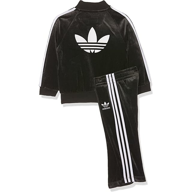 Adidas Track Traje en Velor, sintiendo que se sienten los 90. Pequeño conjunto de coincidencias para niños pequeños con traje de pista superior e inferior.