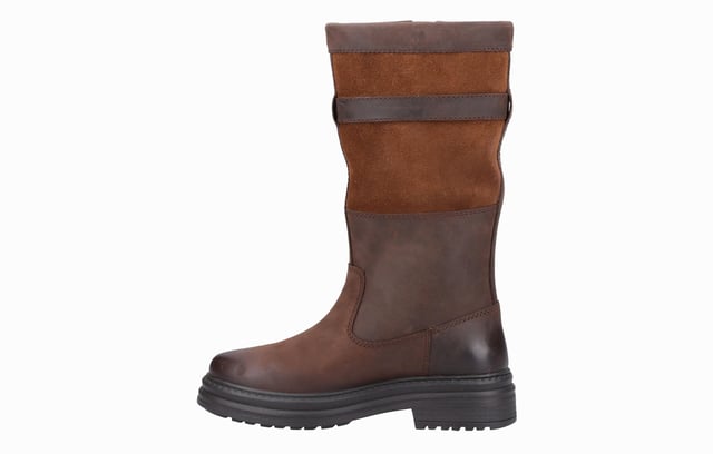 The Broadwell boot is the perfect addition to your winter wardrobe, offering both style and practicality. With suede-panelled uppers and a side gusset for a comfortable fit, this boot is designed to keep your feet warm and dry through the cold months. Featuring the signature waterproof membrane and a chunky sole for added traction, it's ideal for winter weather. The buckle detailing on the gusset adds a touch of rugged charm, making Broadwell both functional and fashionable for the season.- Suede-panelled upper & side gusset
- Waterproof membrane
- Buckle detailing on the gusset
- Chunky sole
- Cotswold branding