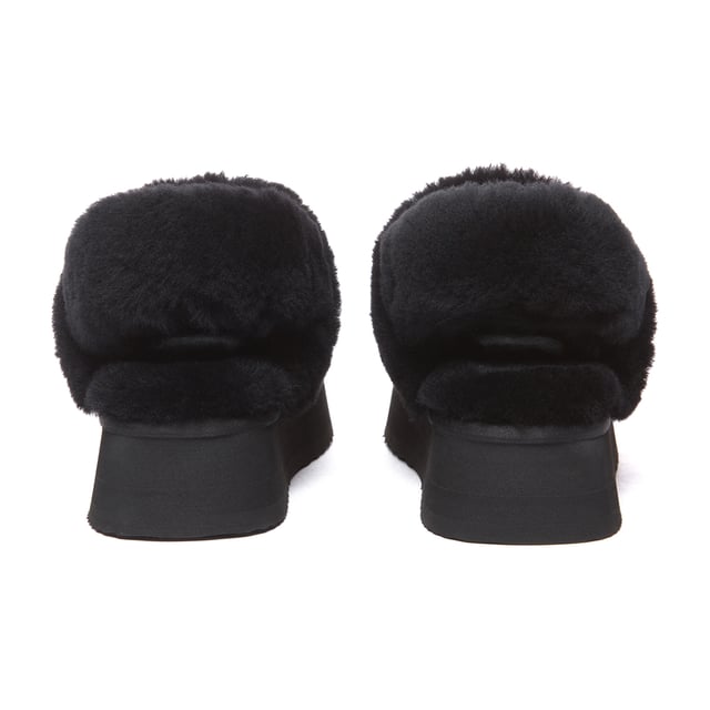 Stay on-trend this winter with these must-have Fantail slipper! Featuring a platform sole with a discreet elastic band for optimal comfort and fit, they also include an extra fluffy buckle strap, offering versatile styling options. Chic and cozy, they're perfect for keeping your feet snug.

Product No. EAU2018

Description:
- Cow Suede Upper
Sheepskin Wool Lining
EVA Sole