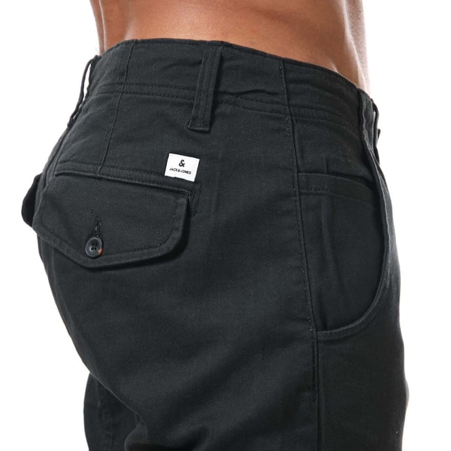 Pantalones cargo ajustados para hombre Jack Jones Paul Warner en negro. - Cierre de botón. - Bolsillos laterales. - Bolsillos con botón en la parte trasera y en las piernas. - Lavado enzimático ecológico que proporciona un aspecto desgastado. - Prenda de tejido de sarga con elasticidad. - Marca en la parte trasera. - Puños acanalados. - Ajuste entallado. - Material principal: 98% algodón 2% elastano. Lavable a máquina. - Ref: 12167596