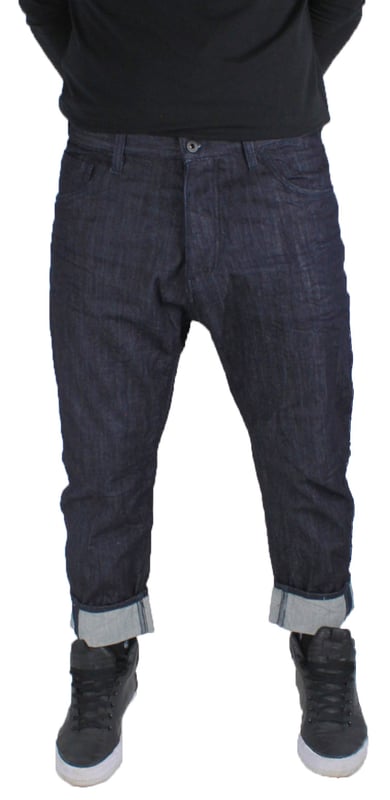 Armani Jeans 6Y6J04 6D3JZ 1500 Jeans. Donkerblauw denim. Ritssluiting. 3/4 lengte. Armani Jeans zwart lederen badge. Losjes