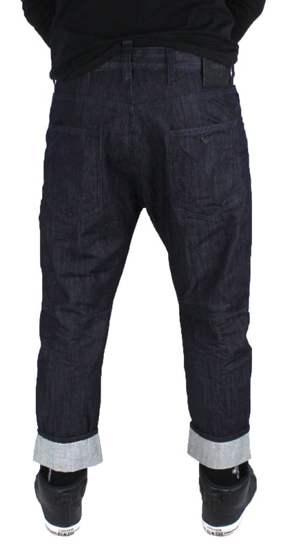 Armani Jeans 6Y6J04 6D3JZ 1500 Jeans. Donkerblauw denim. Ritssluiting. 3/4 lengte. Armani Jeans zwart lederen badge. Losjes