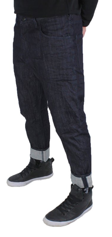 Armani Jeans 6Y6J04 6D3JZ 1500 Jeans. Donkerblauw denim. Ritssluiting. 3/4 lengte. Armani Jeans zwart lederen badge. Losjes