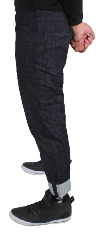 Armani Jeans 6Y6J04 6D3JZ 1500 Jeans. Donkerblauw denim. Ritssluiting. 3/4 lengte. Armani Jeans zwart lederen badge. Losjes