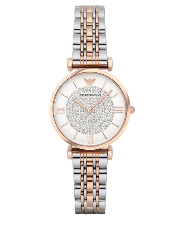 Diese Emporio Armani Gianni T-bar Analog Uhr für  Damen ist das perfekte Accessoire zum tragen oder verschenken. Ihr Rosagold 32 mm Rund Gehäuse kombiniert mit dem bequemen Mehrfarbig Armband aus  Edelstahl garantiert, dass Sie diese atemberaubende Uhr kompromisslos genießen werden. Angetrieben von einem hochwertigen Quarz Uhrwerk und wasserdicht bis 3 bars, läuft Ihre Uhr stets weiter. Diese modische und klassische Uhr passt zu jedem Anlass, zu jedem Outfit und verleiht Ihrem Leben Stil Diese hochwertige Uhr hat ein Mehrfarbig Edelstahl Band ( 19 cm Länge und 13 mm Breite) mit einer Faltschließe Gehäusedurchmesser: 32 mm,Gehäuse Höhe: 8 mm, Gehäusefarbe: Rosagold, Zifferblattfarbe: weiß