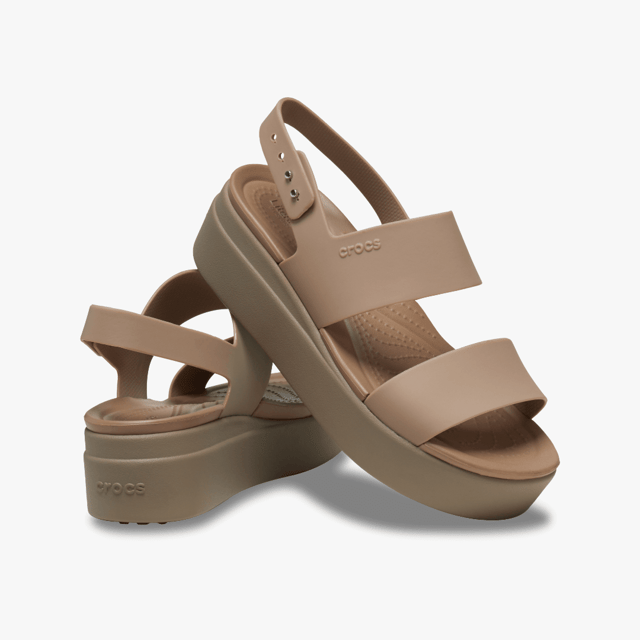 Crocs 206453-2EL BROOKLYN LOW WEDGE Dames Sandalen Latte/Paddenstoel

Bovenmateriaal: Croslite

Voeringmateriaal: Croslite

Zoolmateriaal: Croslite

Sluiting/Vastmaken: Instap

Kenmerken: Comfort, Lichtgewicht

Haktype: Platform

Schoenbreedte: Regular

Artikelgewicht: 0,8 KG

Hakhoogte: Laag (2,5-4,9 cm)

Sandalestijl: Open Teen

Cadeauverpakking: Nee
Productcode: 206453-2EL