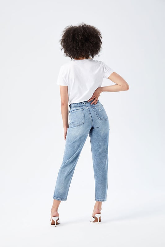 Model is 5'9.5 and wears a size 8. Ripped mom jeans are a wardrobe classic and are Lola jeans are a must! Responsibly sourced and part of our sustainable range