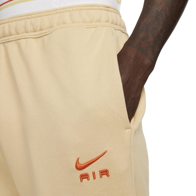 Nike effen beige joggingbroek Verhoog je stijl met de beige joggingbroek. Deze comfortabele Nike beige broek biedt een strakke en veelzijdige look, perfect voor elke gelegenheid. Of je nu naar de sportschool gaat of boodschappen doet, deze shorts bieden zowel stijl als functionaliteit. Upgrade je garderobe vandaag nog!, elastische taille en beenuiteinden, merklogo op de linkerzak, streetwear, effen beige joggingbroek,