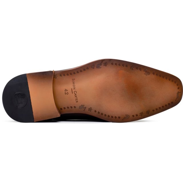 Presentamos el Zapato Derby Warren de Simon Carter, una perfecta combinación de sofisticación atemporal y peculiaridad pulida. Estos zapatos excepcionales redefinen el estilo clásico Derby con sus detalles únicos y encantadores. Meticulosamente elaborados con cuero de primera calidad, los Zapatos Derby Warren cuentan con un diseño elegante y esbelto, que irradia una sensación de refinamiento. Ya sea que te vistes para un evento formal o que desees añadir un toque de distinción a tu vestimenta diaria, este básico del armario de calzado de Simon Carter asegura que hagas una declaración distintiva de estilo y personalidad.