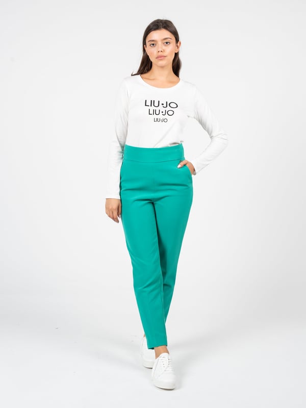 Un diseño simple que es perfecto para cualquier ocasión, tanto para el día a día como para salidas más formales, garantizando comodidad y estilo.

El cuello redondo añade un encanto clásico, resaltando el cuello y haciendo que la blusa sea una excelente opción para diferentes estilos, desde casual hasta elegante.

En la parte delantera, un estampado decorativo con el nombre de la marca, que le da a la blusa un carácter único y permite destacar entre la multitud, al mismo tiempo que subraya tu apego a la calidad y al buen estilo.

Hecho con tela de alta calidad, no solo proporciona comodidad al usarlo, sino también durabilidad, lo que te permite disfrutarlo durante mucho tiempo sin preocupaciones por el desgaste rápido o la pérdida de forma.